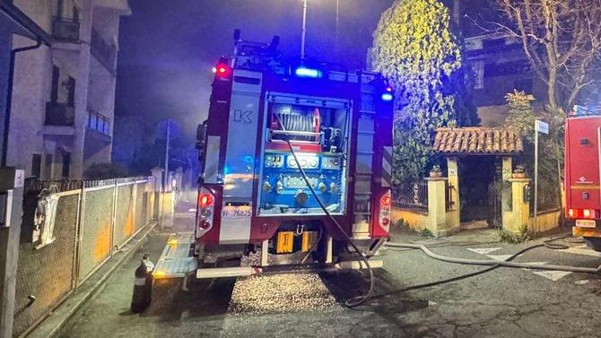 Capodanno di fuoco a Padova: due incendi causati da petardi distruggono veicoli e oggetti