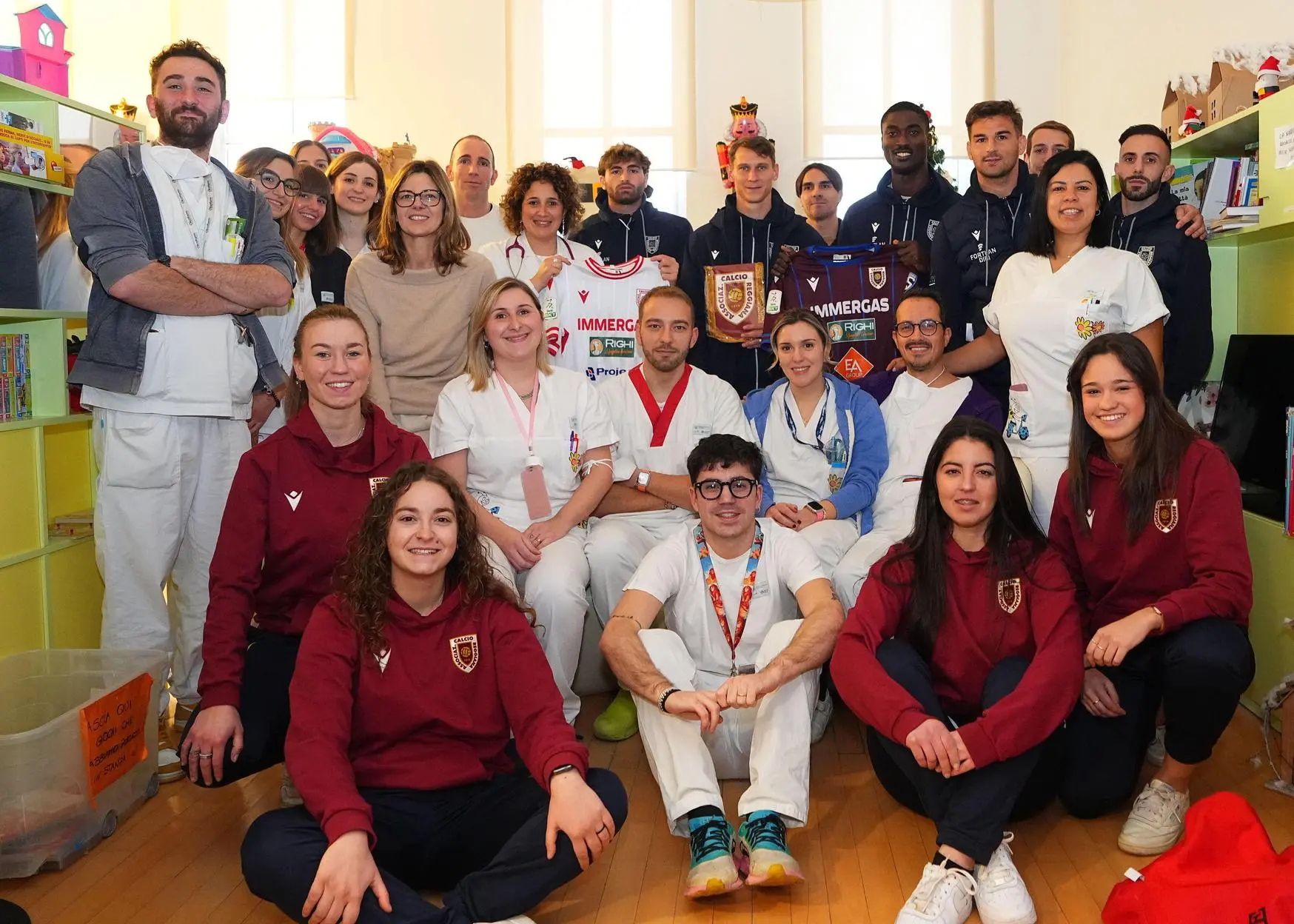 I granata, insieme alle colleghe del femminile, ieri al Santa Maria. Gondo e compagni portano giochi ai bimbi delle pediatria