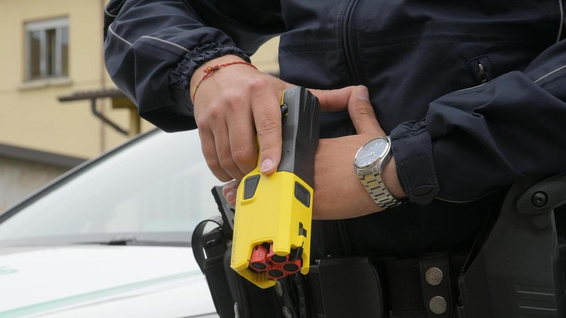 Taser alla polizia locale, il consiglio comunale dà il via libera