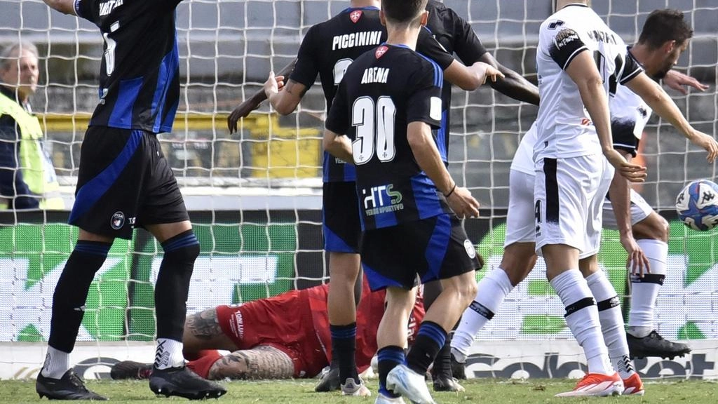 Il Cesena perde contro il Pisa, Prestia deluso nonostante il gol segnato. Mignani ammette le difficoltà e promette impegno per il prossimo match.