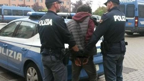 Gli uomini della questura. hanno atteso che uscisse dal nascondiglio per poi arrestarlo, dopo averlo sorpreso in possesso di dosi di eroina, banconote e. un telefono cellulare risultato rubato