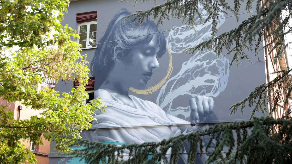 Inaugurato il murale contro la violenza di genere: ‘Ombre del passato’ a Bologna