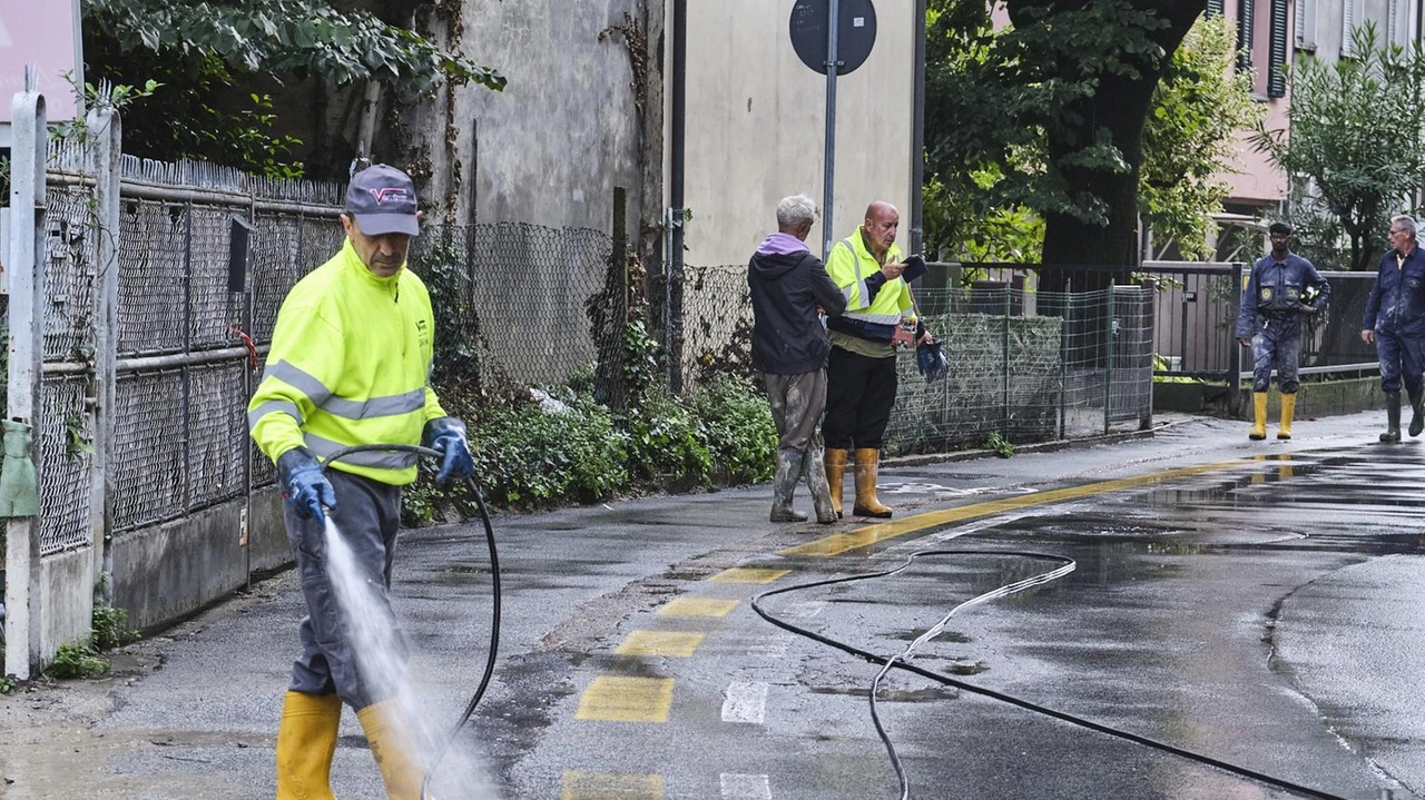 Sversamento di gasolio a Recanati: strade ripulite dopo l'incidente, ma la prudenza rimane essenziale. Autorità e volontari al lavoro per garantire la sicurezza, mentre si cercano responsabilità e sanzioni.