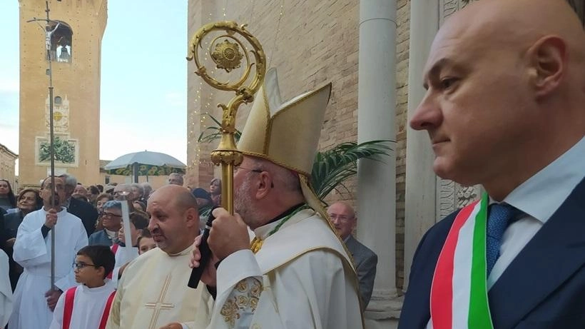 Il vescovo Marconi alla cerimonia di riapertura di San Domenico con il sindaco Pepa