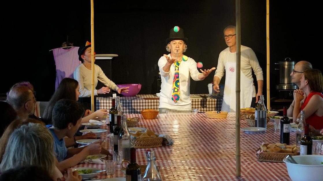 Quanto il teatro è da mangiare ’Le Ariette’: il tavolo come palco