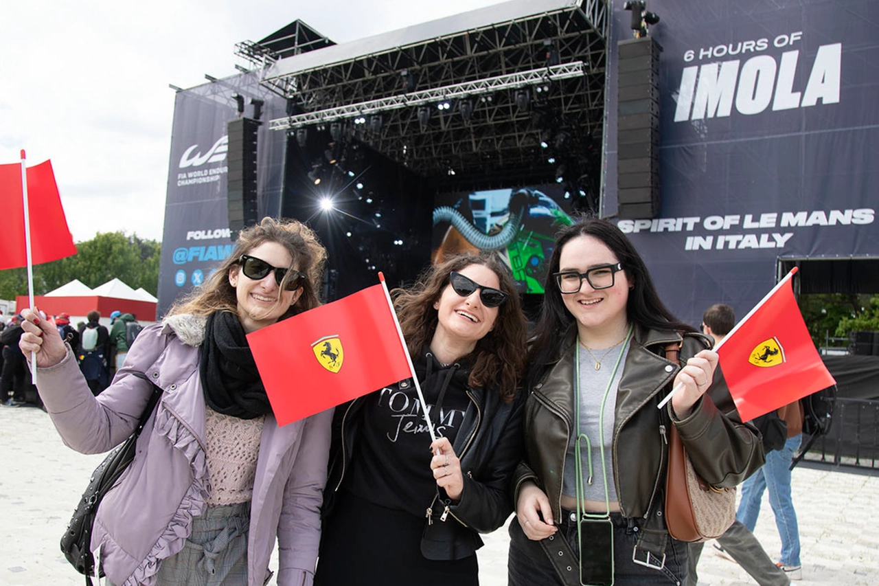 Tra le prime tifose arrivate all’Autodromo di Imola, vicino al maxi palco