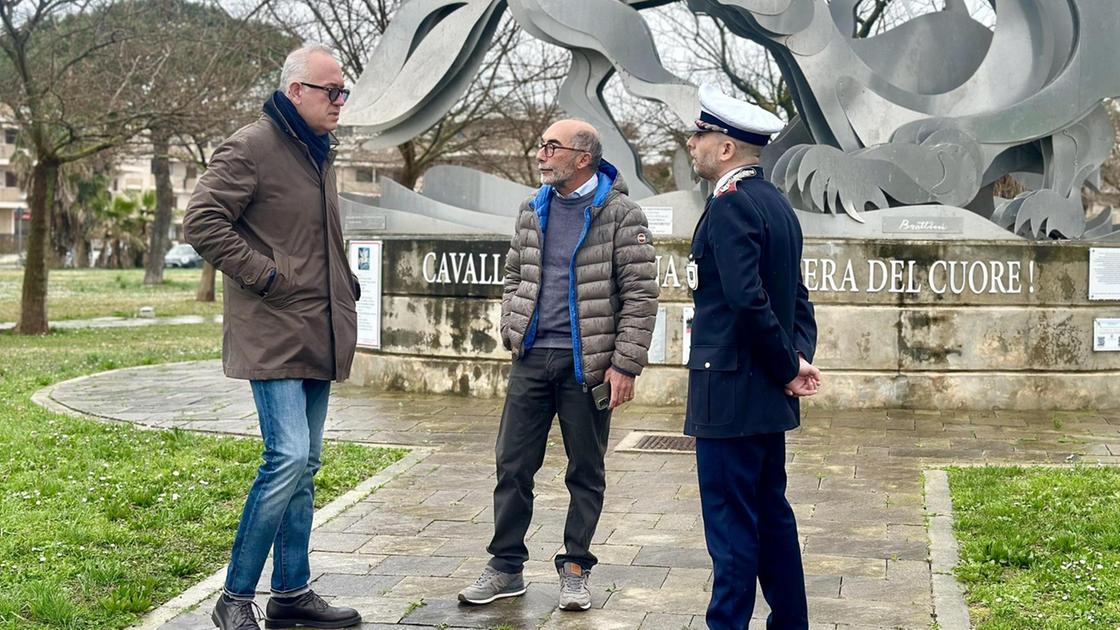 Vandali in azione alla Pinetina. Danni nei garage e nel parco