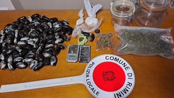 In manette un 48enne sorpreso dalla polizia locale con diversi etti di hashish, marijuana e cocaina