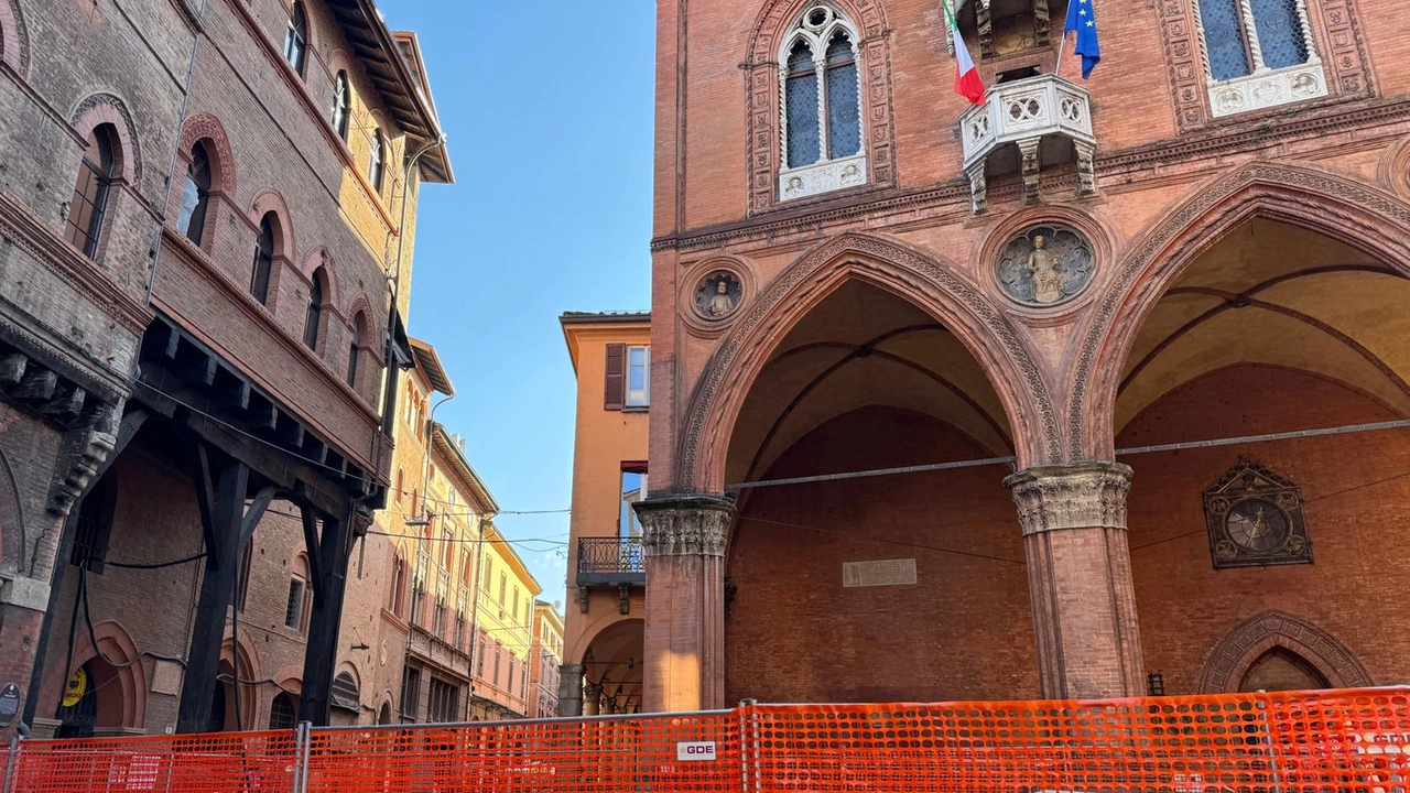 L'area di piazza della Mercanzia 'liberata' dalla gru che serviva alla ristrutturazione del complesso dominato da Torre Alberici