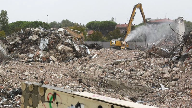 Ruspe in azione per la demolizione dell’ex questura (foto Migliorini)