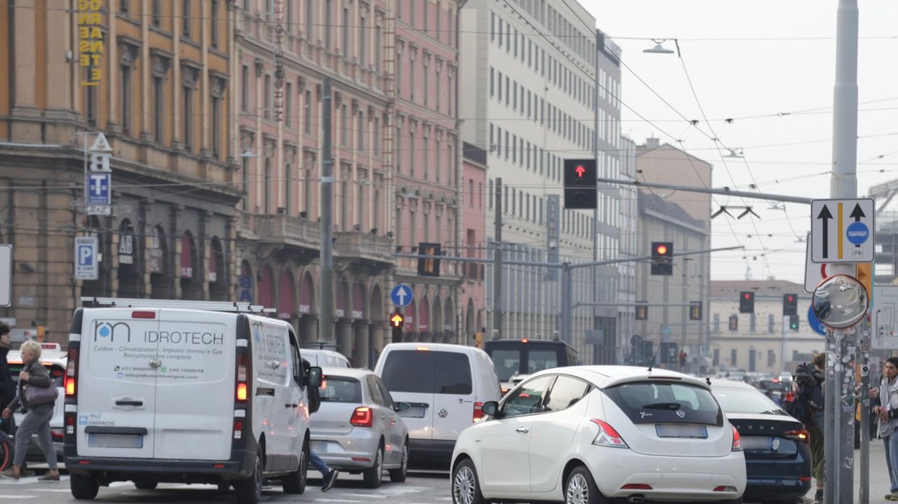 Traffico a Bologna in una foto d'archivio (FotoSchicchi)