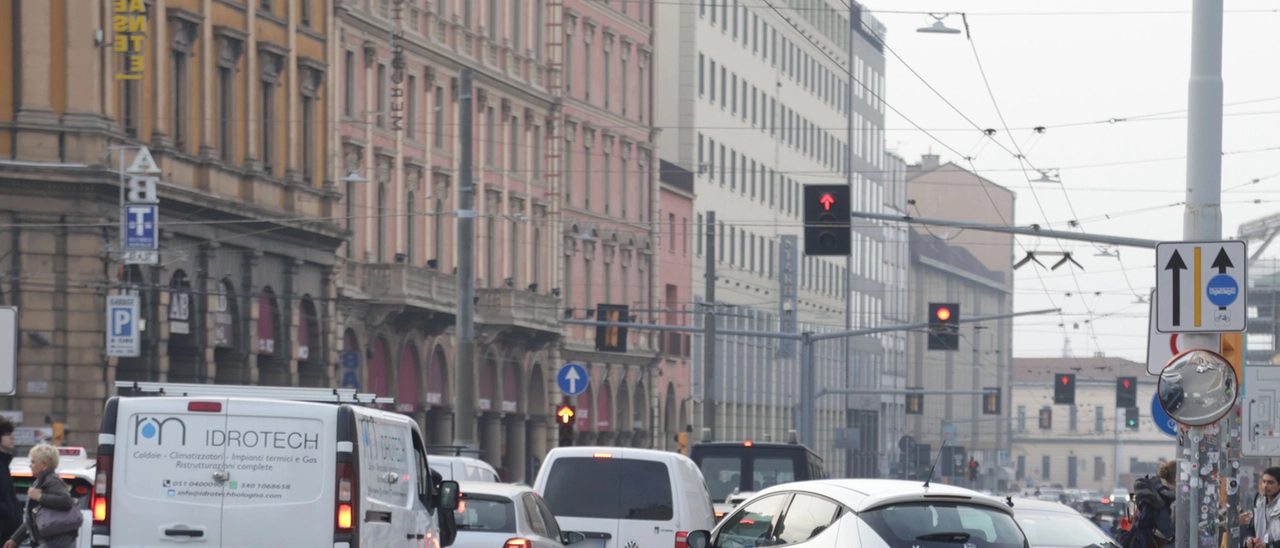 Gli ingorghi in centro. Sbagliare una strada, in questo periodo, vuol dire giocarsi una mattina di lavoro