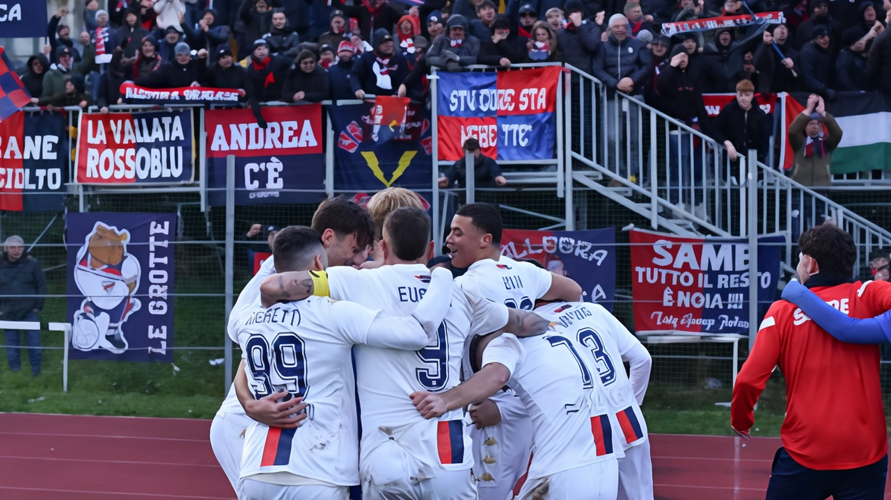 I calciatori rossoblù festeggiano la vittoria al Tubaldi con gli cinquecento tifosi al seguito (foto Us Sambenedettese)