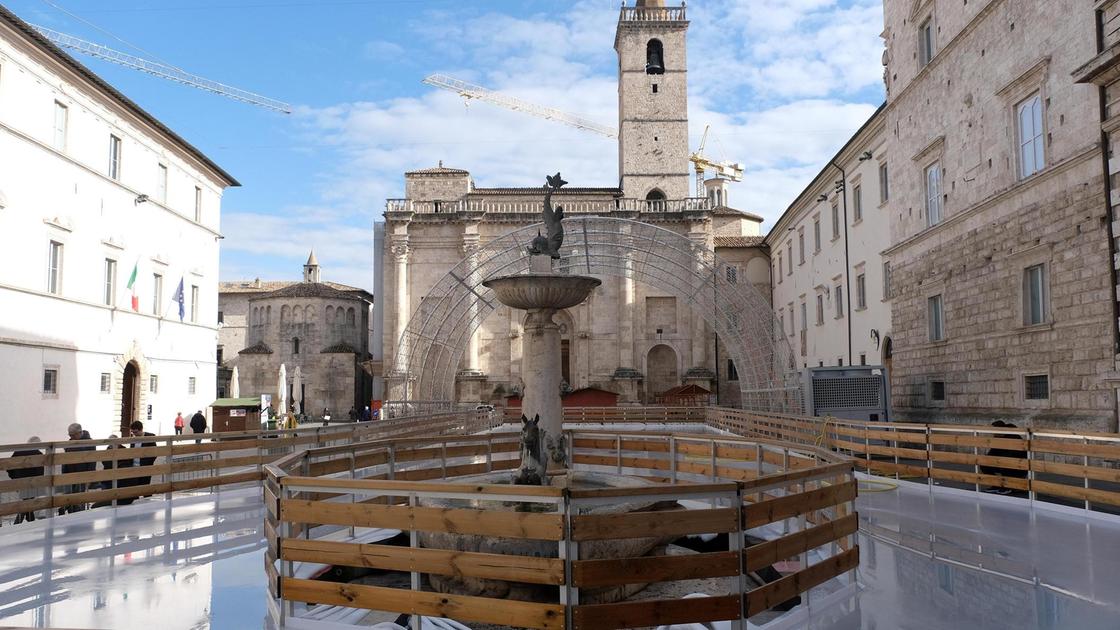 Nuovo allestimento per Natale. La pista di ghiaccio fa polemica: "Perché ingloba anche la fontana?"