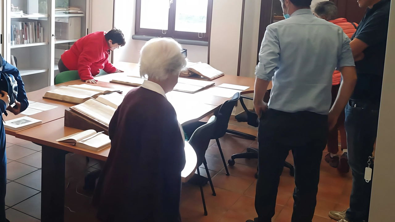 Il centro storico di Urbino rivive la sua storia industriale con la mostra "Industria e artigianato tra ‘700 e ‘900 a Urbino" all'Archivio di Stato. Un viaggio nel passato delle fabbriche locali.