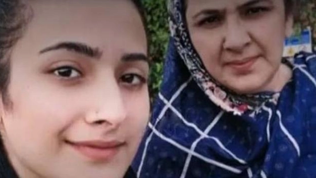 Nazia, la madre di Saman, in una foto assieme alla figlia