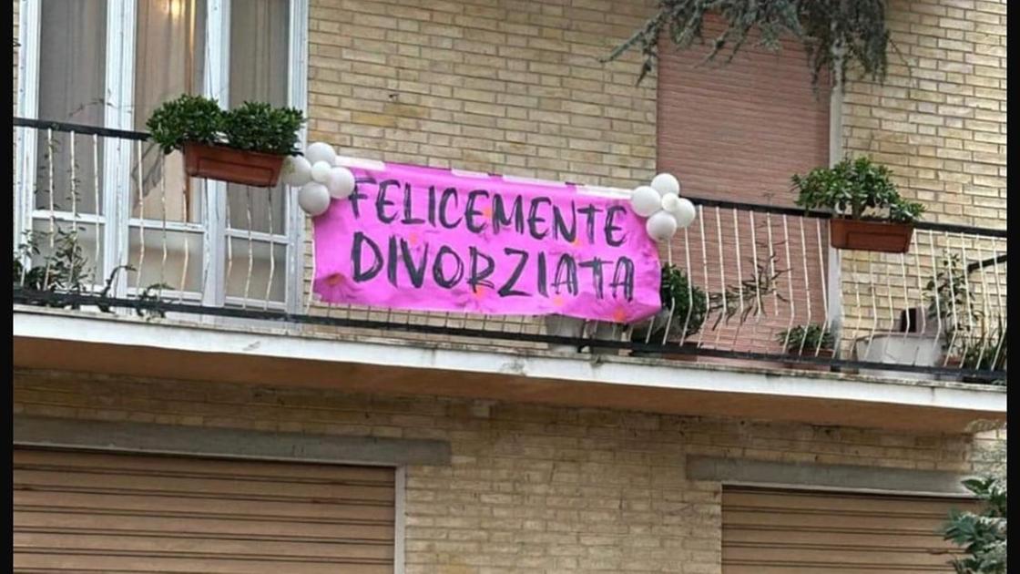 “Felicemente divorziata”: striscione sul balcone per festeggiare la fine del matrimonio