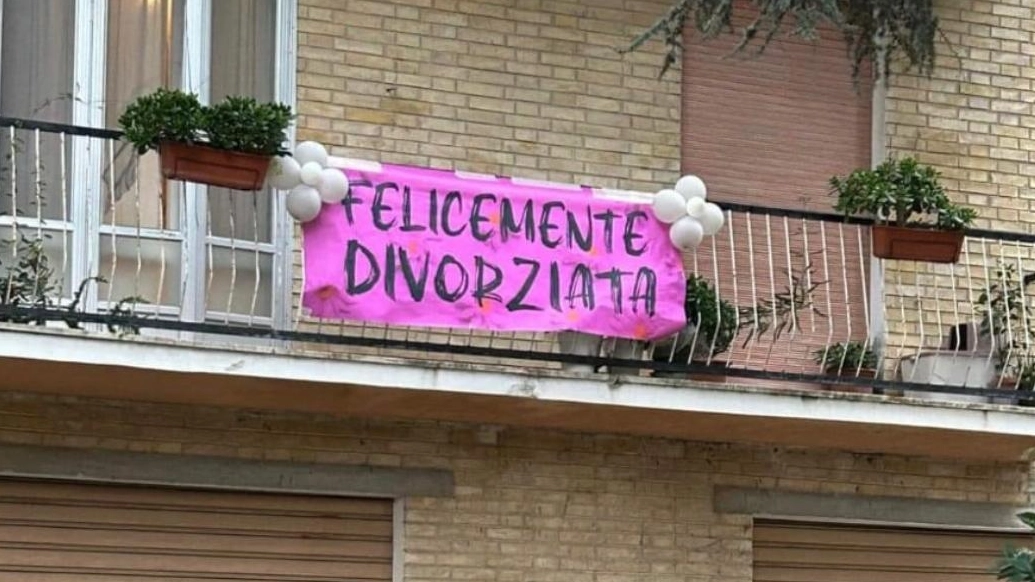 La scritta è apparsa a Civitanova (Macerata) con tanto di palloncini: tutta la gioia che una donna, una volta tornata nel mondo dei single, ha voluto condividere con tutto il quartiere e la città