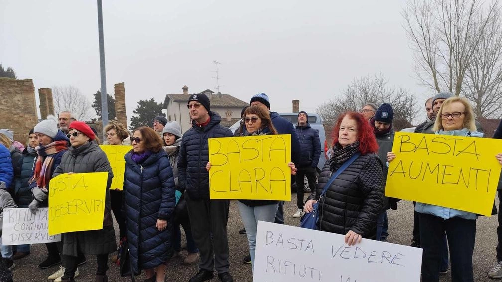 Alcuni partecipanti alla manifestazione di protesta ieri mattina