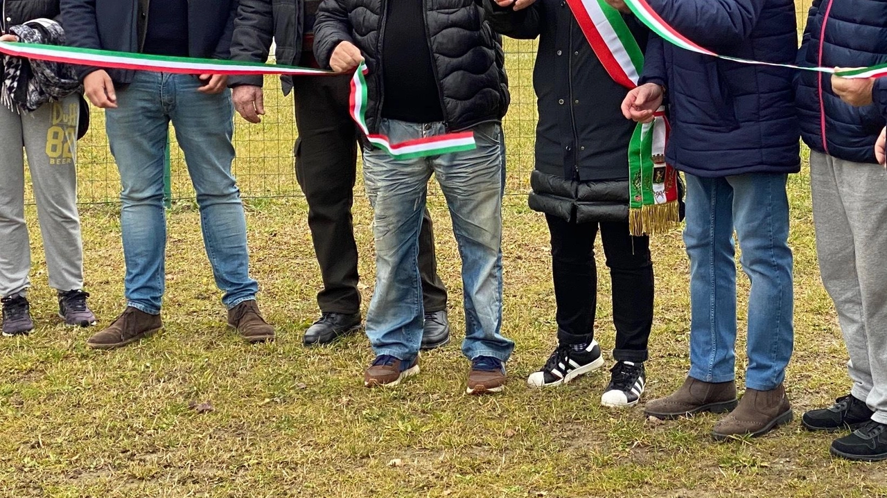 Le autorità all’inaugurazione del nuovo campo da calcio a Osteria Grande