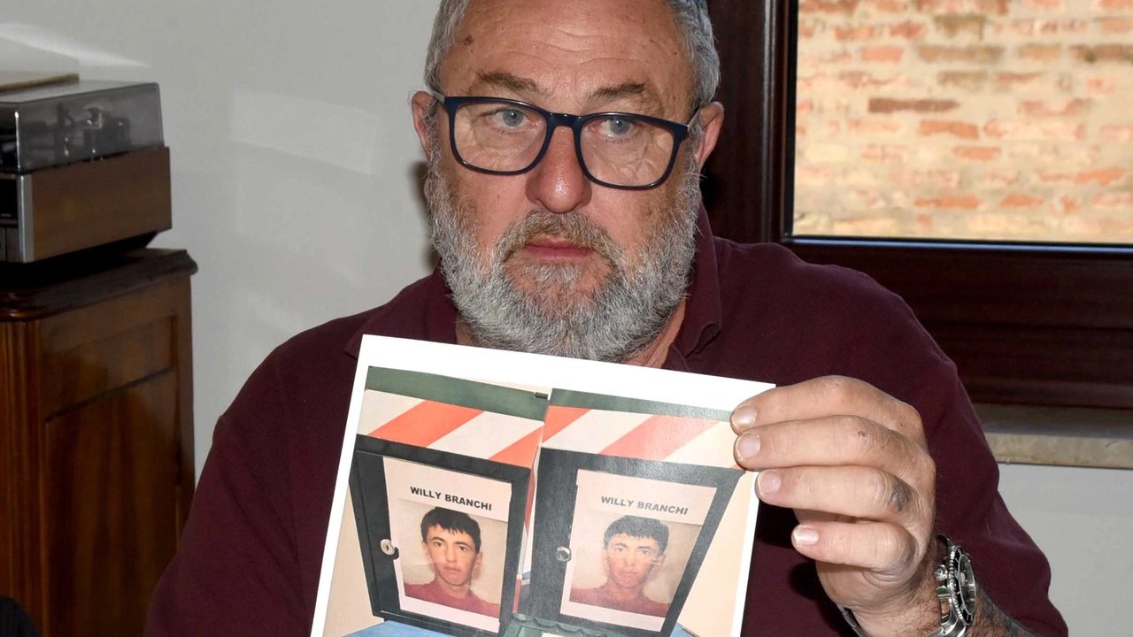 Luca Branchi mostra le foto del fratello Willy, ucciso nel settembre del 1988