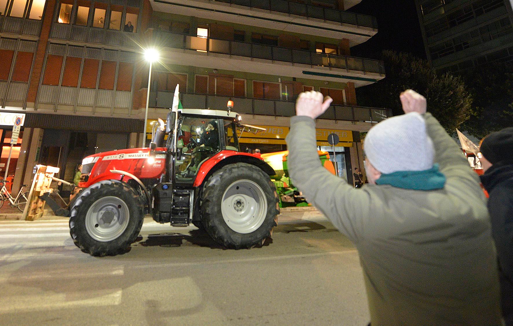 Agricoltori, la protesta a Pesaro: corteo notturno dei trattori, la gente per strada fa il tifo