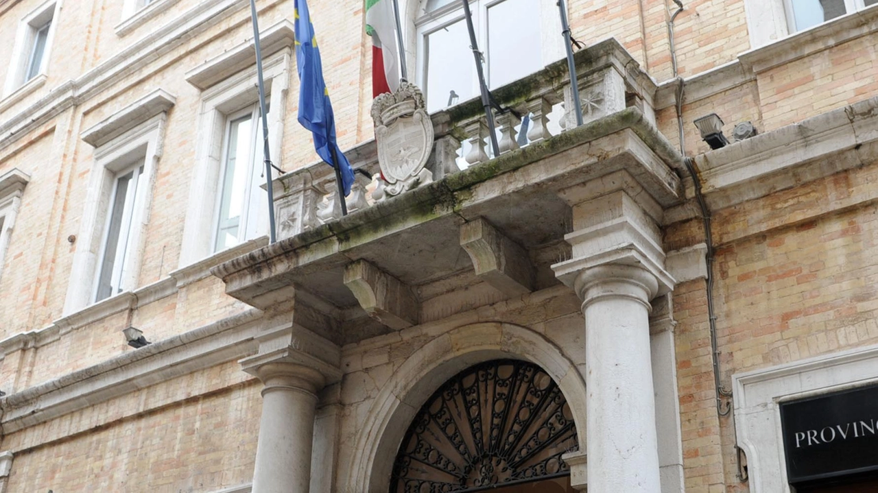 Il consiglio provinciale approva atti per programmazione economica e finanziaria, integrazione piano cave e rete scolastica. Bilancio previsione 2024-2026 varia di 2.258.526,37 euro. Presidente Parcaroli soddisfatto per investimenti e manutenzioni previsti.