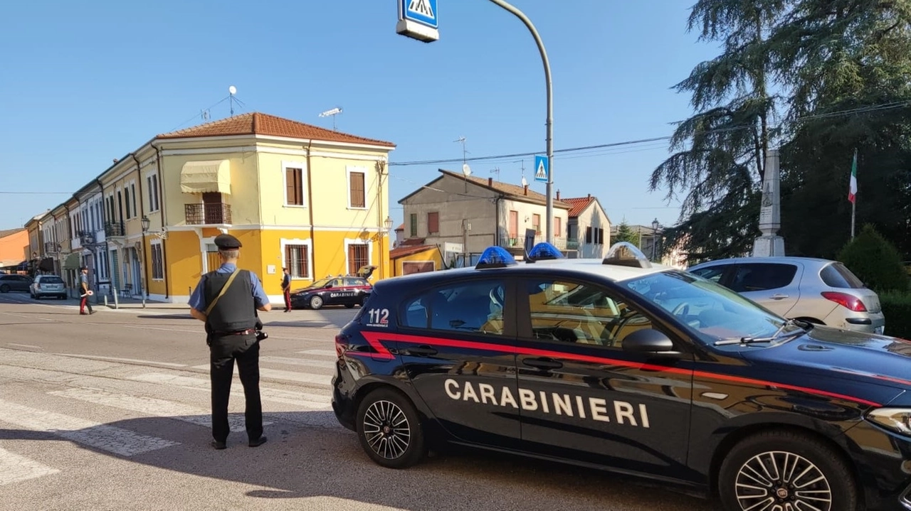 Stienta, 26enne colto in flagranza di reato dai carabinieri: era vicino alla casa della compagna nonostante l’ordine restrittivo (in foto, i militari durante i controlli)