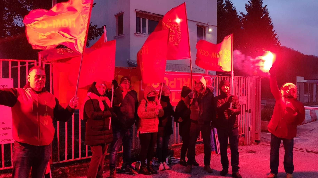 I metalmeccanici ieri hanno incrociato la braccia in tutto il fabrianese. E il sindaco Ghergo, vicina ai lavoratori, sale a cavallo