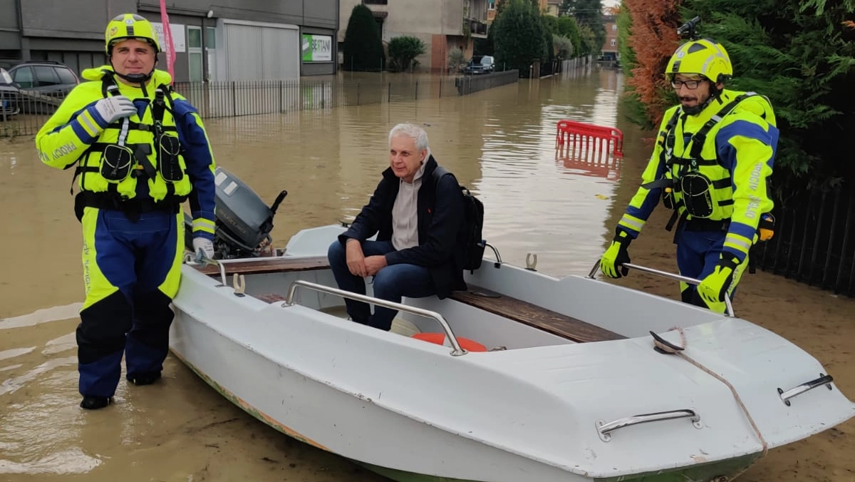 Il sindaco Marco Massari con la protezione civile nelle strade alluvionate di Gavassa