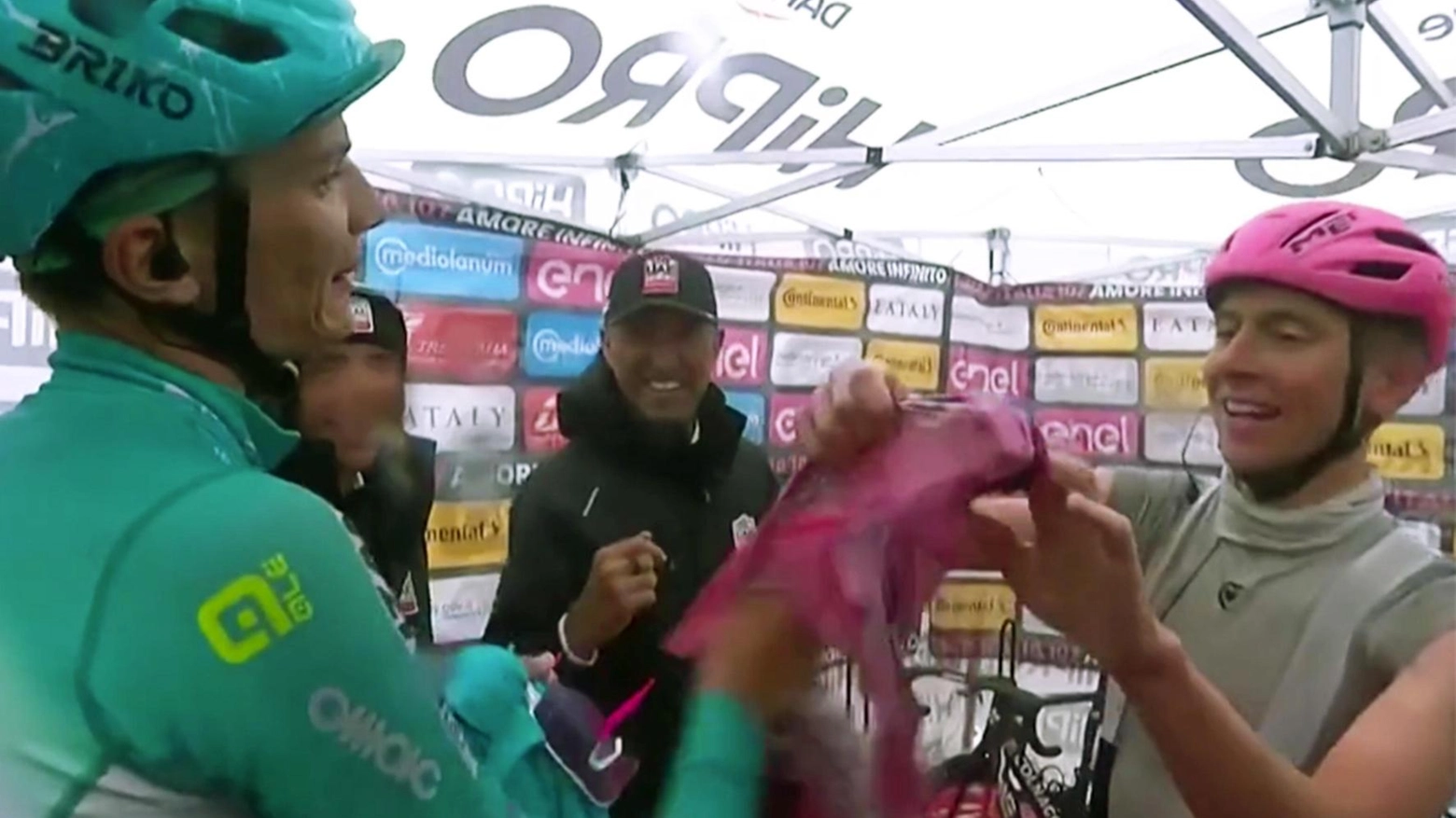 Giro, Pellizzari vola sul Monte Pana. Pogacar gli regala la maglia rosa