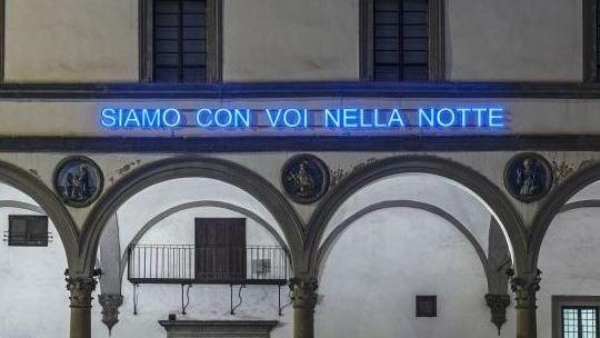 Siamo con voi nella notte. Opera di Claire Fontaine illumina piazza Verdi