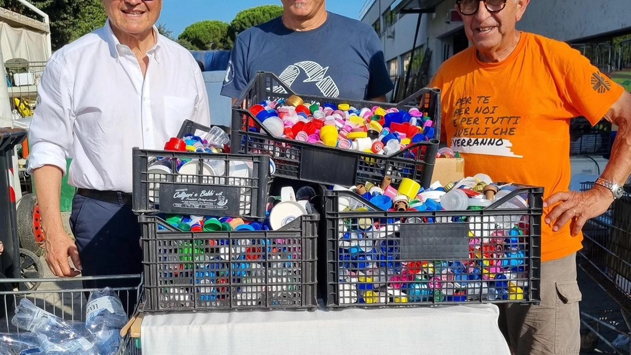 Da sinistra Gabriele Zelli, il presidente del Comitato Davide Rosetti e il volontario Vanni Sansovini con cassette di plastica recuperata