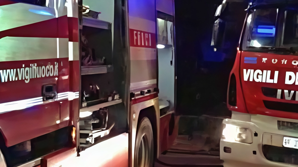 Incendio in un locale a San Benedetto: fumo sprigionato da cappa fumaria surriscaldata. Evacuato il ristorante Boka, intervento dei vigili del fuoco per due ore. Preoccupazioni per malfunzionamenti impianti.