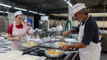 Festa dell’Unità a Bologna, i volontari degli stand tra cibo e politica: “Qui si fa aggregazione”