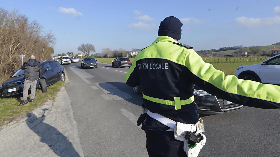 Schianto fra tre auto, una si ribalta e finisce nel fossato