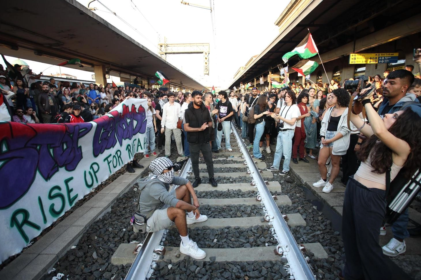 Attivisti pro Palestina occupano la stazione di Bologna (Foto Schicchi)