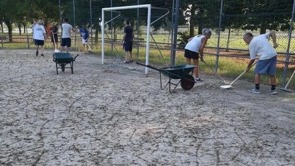 I danni arrecati dall'alluvione al campo di calcetto di Coccolia