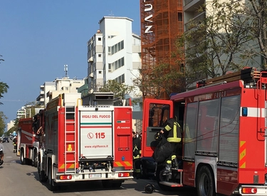 Incendio distrugge un Suv a Montecchio: intervengono i pompieri