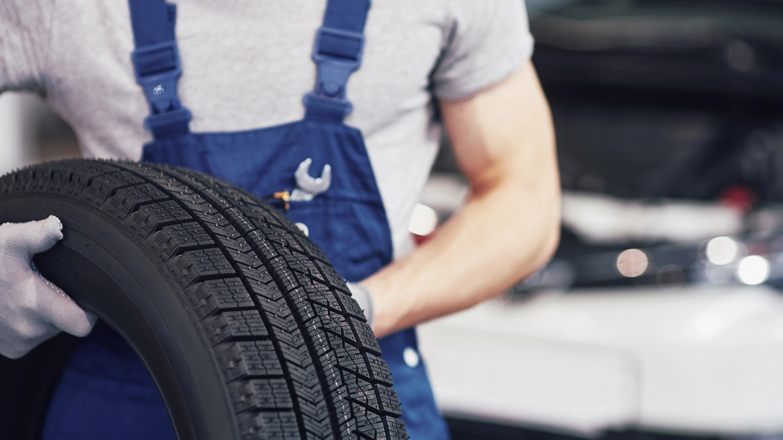 Non effettuare il cambio gomme espone anche a dei rischi per la sicurezza