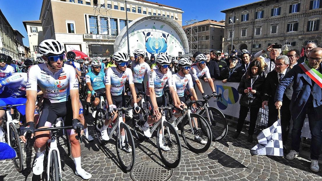 La provincia sprinta. A tutto ciclismo con la ‘Coppi e Bartali’. Città della bici in festa