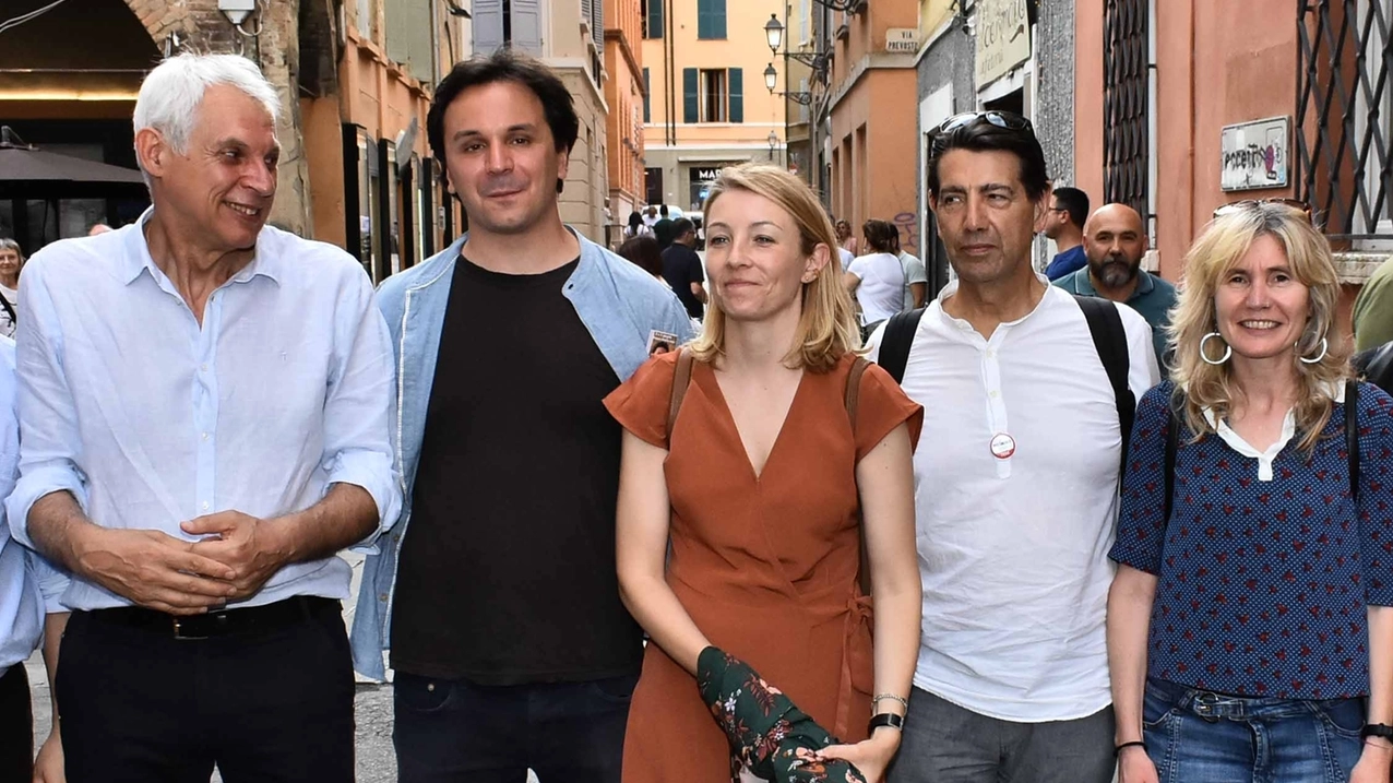 Marco Massari con Alessandro Miglioli e Carlotta Bonvicini (Verdi), Roberto Neulichedl (M5s) e Federica Zambelli (Sic)