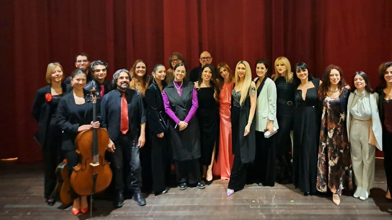 Eleutheria riempie il teatro Galli. Musica, solidarietà e speranza