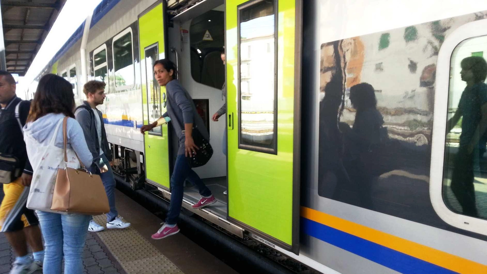 Aggressione su un treno regionale. Capotreno massacrato di botte