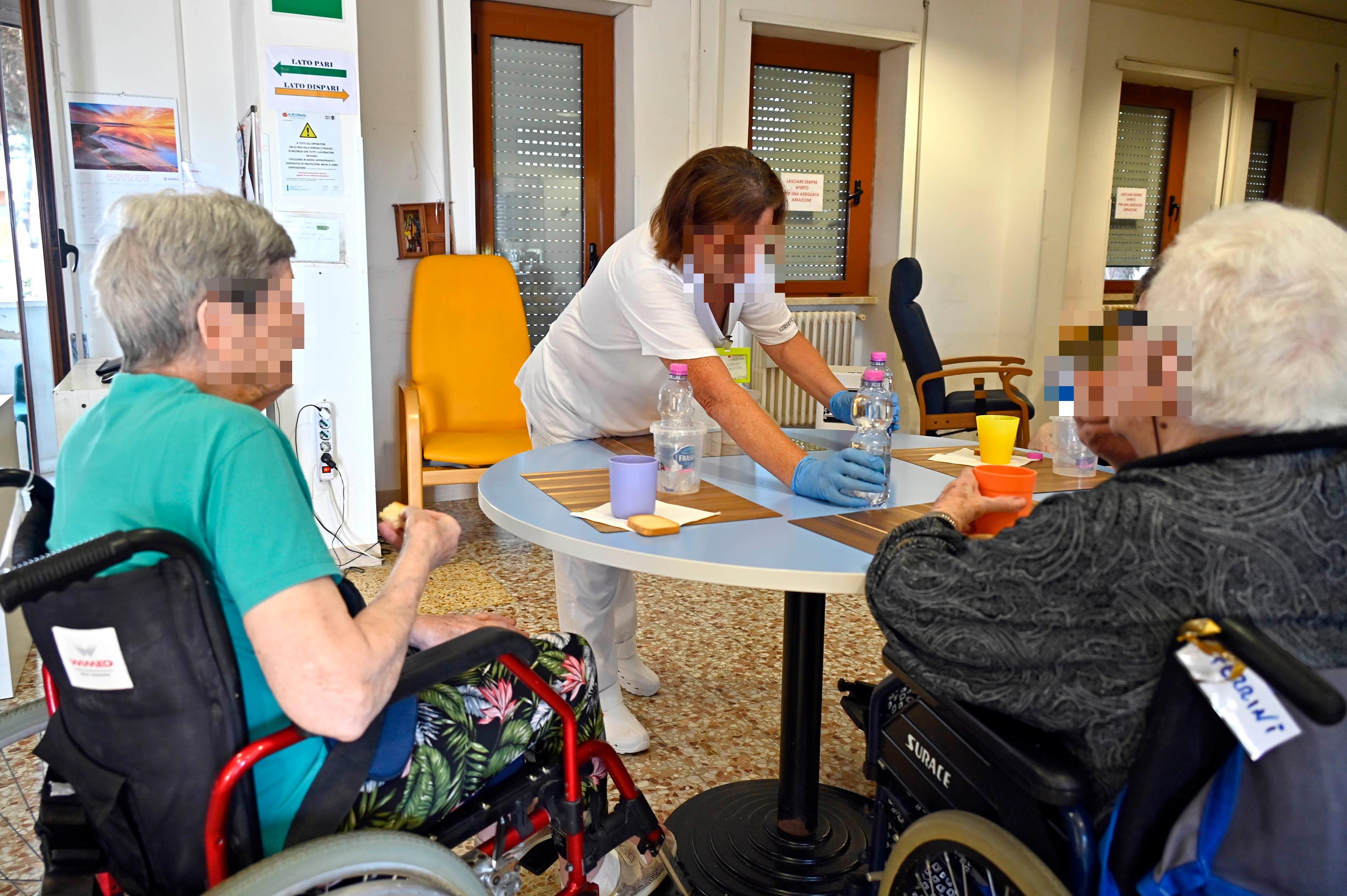 Ugolini e gli ospizi come lager: “Ho sbagliato, ma serve cambiare”. De Pascale: “Così offende tutti”