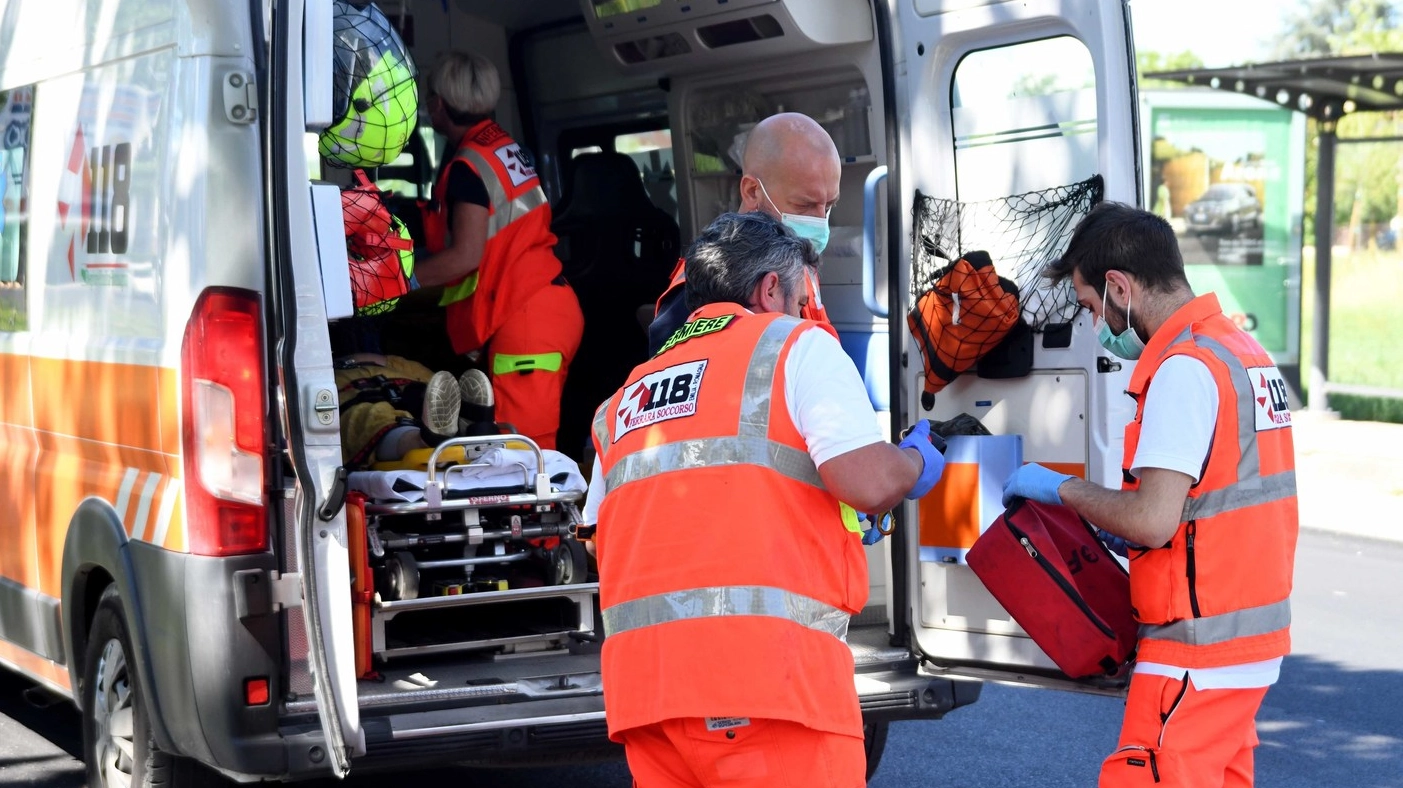 La moto del ragazzo ha urtato una macchina: è successo alle 13.30 di oggo a Bussolengo (Verona)