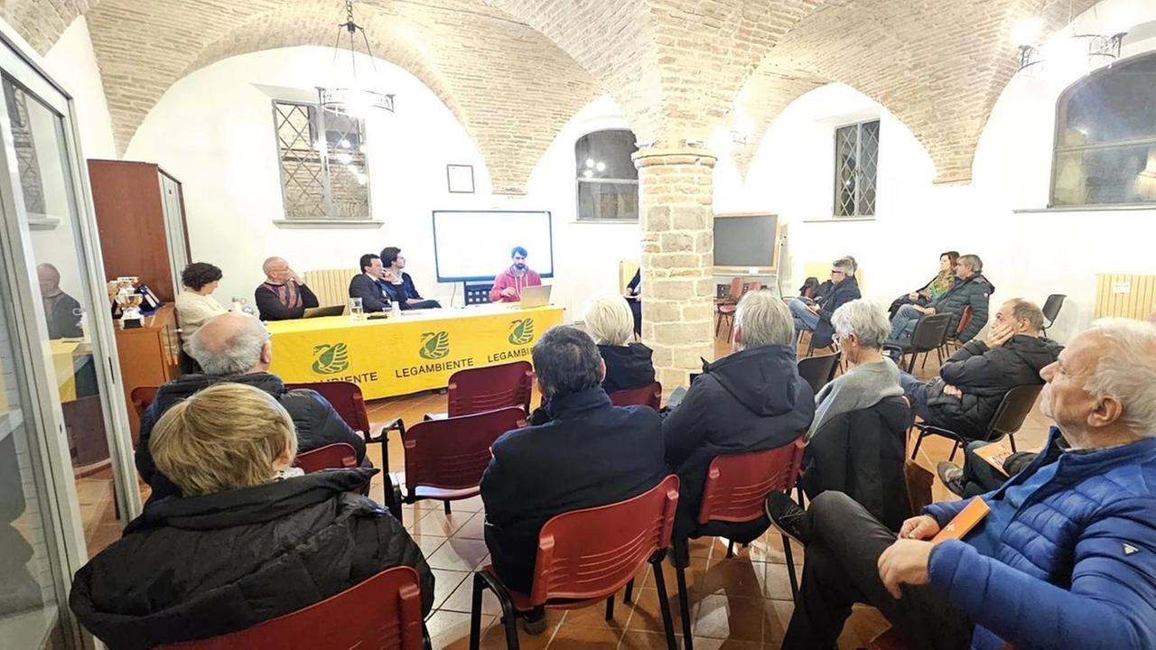 Legambiente presenta il progetto Cer a Tolentino, puntando su sostenibilità sociale e ambientale con il coinvolgimento di enti e cittadini.