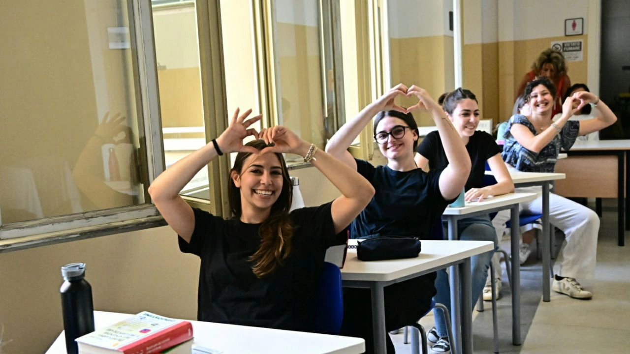 Esame di maturità, l'entusiasmo degli studenti di Bologna il giorno della prima prova: il tema di italiano. Sette le tracce (FotoSchicchi)