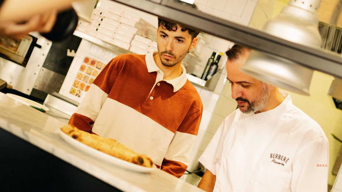 Il cantante Fulminacci assiste Matteo Aloe, patron di Berberè, nella preparazione di una pizza