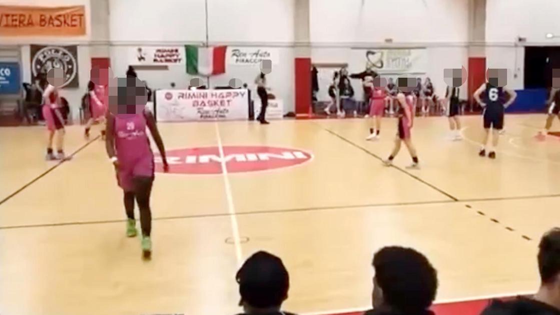 Razzismo nel basket giovanile. Urla "scimmia" a una giocatrice. Condanna unanime: "Vergognoso"